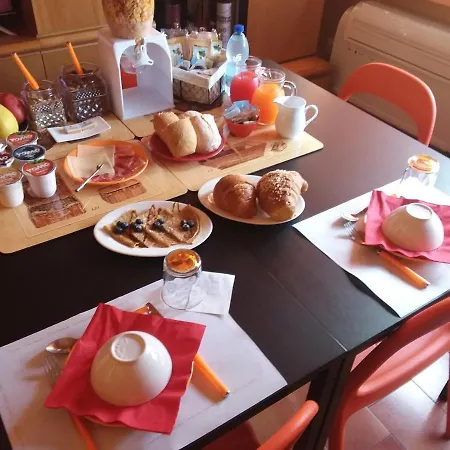 Orange House Oda ve Kahvaltı Varenna